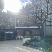 庭と披露宴会場がつながっていて開放感があります。