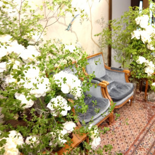 披露宴会場の一部。上品でおしゃれ。花が綺麗です