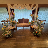 披露宴会場の新郎新婦の席