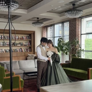 待合室は和やかな雰囲気でゲスト同士の顔がよく見えます