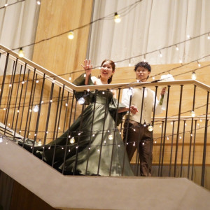 お色直しは正面の階段から！プリンセスのような気分を味わえます|748735さんのInStyle wedding KYOTO/テイクアンドギヴ・ニーズウェディングの写真(2440322)