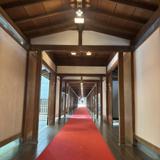 雨の日はこの回廊を歩きます。