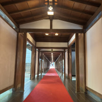 雨の日はこの回廊を歩きます。