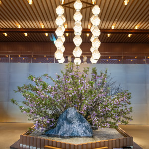 毎回季節ごとに変わるロビーのお花|748751さんのThe Okura Tokyo（オークラ東京）の写真(2441588)