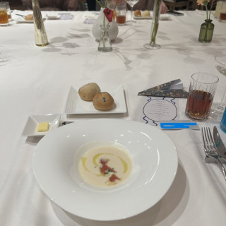 スープはなめらかな口当たりパンはあたたかった