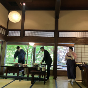 披露宴中
鳥を目の前で焼いてくれる。いい匂いに期待も膨らみま|748761さんのうかい鳥山の写真(2440800)