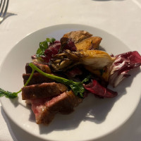 コースの肉料理と付け合わせのポテト