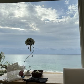 支度部屋から綺麗な海が見えます
