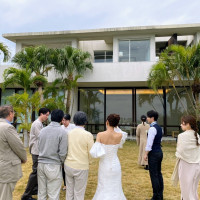 天気が良い日はケーキカットを外でできます。集合写真撮影も良い