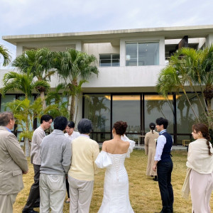 天気が良い日はケーキカットを外でできます。集合写真撮影も良い|748780さんのザ・ギノザリゾート 美らの教会/アールイズ・ウエディングの写真(2441045)