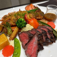 チャペルなどが素敵で写真撮らずに見とれてました試食のお肉美味