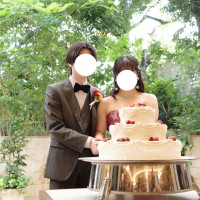ガーデンをバックにケーキ入刀。
