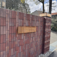 正門前