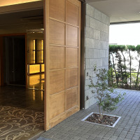 披露宴会場ある建物の入り口