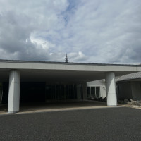 会場入り口のバスが着くところ