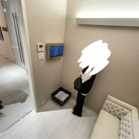 赤ちゃんが泣いてしまった時にモニターでチャペルの様子を見れま