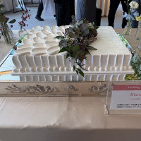シンプルなウエディングケーキも素敵