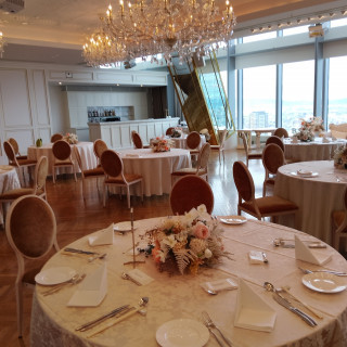 窓のある披露宴会場