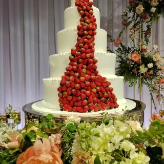 ケーキ入刀のイミテーションケーキにほんもののイチゴ