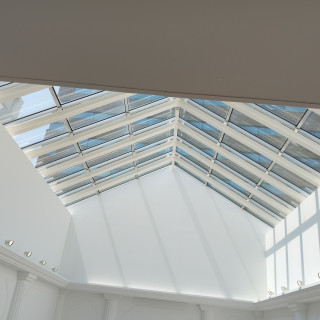 チャペルの外にある階段の上部。ルーフがあるので雨の日でも安心