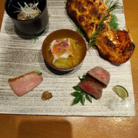 魚と肉料理ののったワンプレーと料理