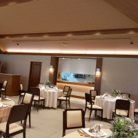 カウンターがありすぐに温かい、冷たい料理が提供される。