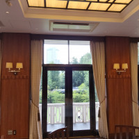 窓があり庭が見える