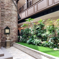 建物の中にありながらガーデンを演出している。