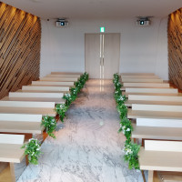 白を基調としたバージンロード