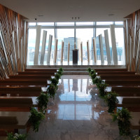 外の景色がみえる挙式会場