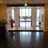 入口付近の置かれたリムジン
