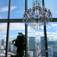 ロビー付近の廊下にある窓のシャンゼリアと窓からの景色