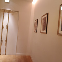 披露宴会場前の廊下の様子、絵画