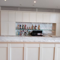 料理や飲み物を出すカウンターが併設されている