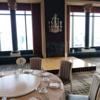 窓があり外の景色が見える。