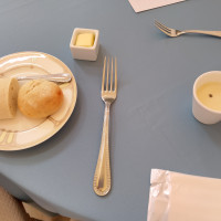 パン、バターと冷製スープ