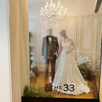 最近のはやりのウェディングドレスとタキシード