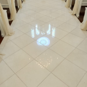 バージンロードにステンドグラスが写っている|748965さんの18（アンウィット）Produced by Casa d' Angelaの写真(2535694)