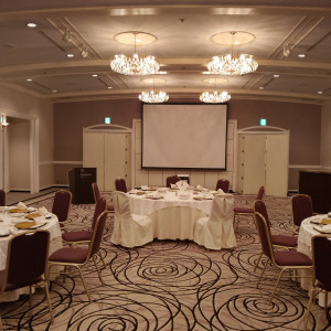 正面の様子。スクリーンもあり。|748965さんのシェラトン都ホテル大阪の写真(2546741)