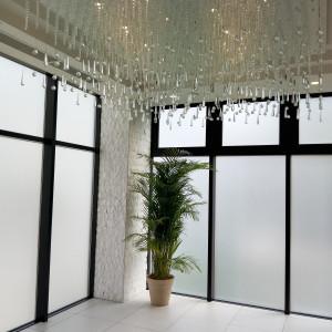 チャペルに続く廊下の天井インテリア|748965さんのル・センティフォーリア大阪(クラウディアホールディングスグループ)の写真(2535480)