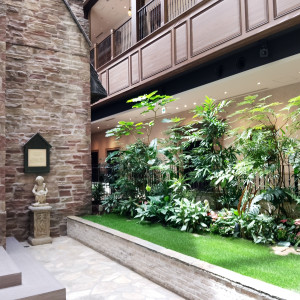 建物の中にありながらガーデンを演出している。|748965さんのホテルモントレ グラスミア大阪の写真(2535343)