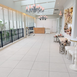 披露宴前の新郎新婦と列席者の交流の場|748965さんのル・センティフォーリア大阪(クラウディアホールディングスグループ)の写真(2535471)