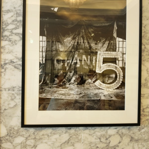 列席者待合室にかざってある、シャネル5番|748965さんのホテルモントレ ラ・スール大阪の写真(2535795)