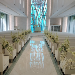 白を基調としたチャペル|748965さんのル・センティフォーリア大阪(クラウディアホールディングスグループ)の写真(2535482)