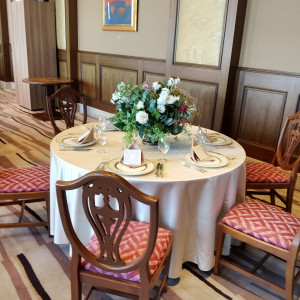 白を基調としたテーブルコーディネートと装花|748965さんのホテルモントレ ラ・スール大阪の写真(2535812)