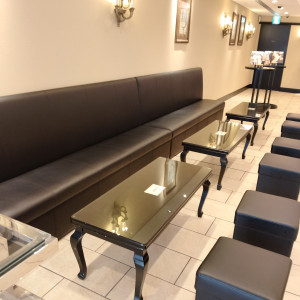 披露宴前の列席者へのおもてなし空間にあるソファ|748965さんのアルカンシエル luxe mariage 大阪（アルカンシエルグループ）の写真(2535947)