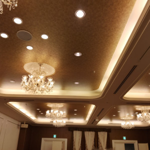 シャンデリアが豪華、スポットライトも多数あり|748965さんのシェラトン都ホテル大阪の写真(2546743)