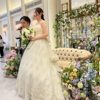 披露宴会場での挨拶のシーン