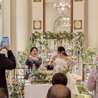 大きなスプーンでファーストバイトの演出