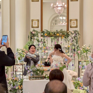 大きなスプーンでファーストバイトの演出|748969さんのガーデンヒルズ迎賓館（大宮）/テイクアンドギヴ・ニーズウェディングの写真(2442357)